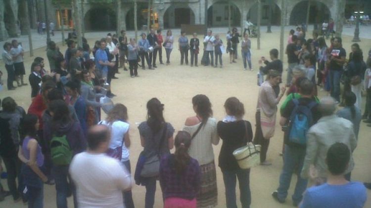 Els protestants, acompanyats de tota mena d'estris de cuina, a la Plaça Major de Banyoles © AG