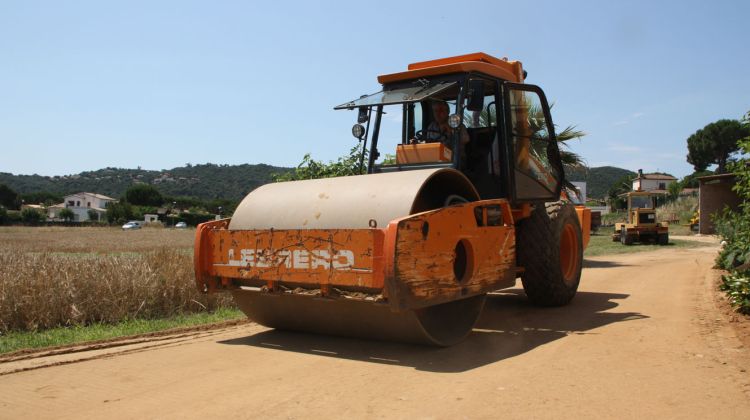 Després de remoure la terra i anivellar-la, només queda el pas de la piconadora © ACN