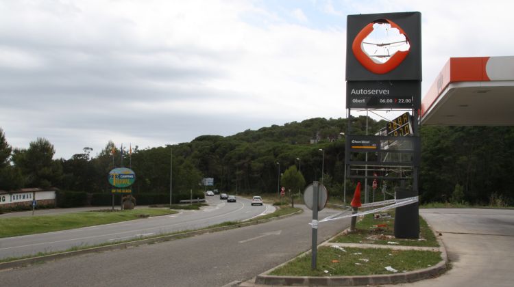 L'indret on s'ha produït l'accident amb el cartell de la gasolinera destrossat per l'impacte © ACN