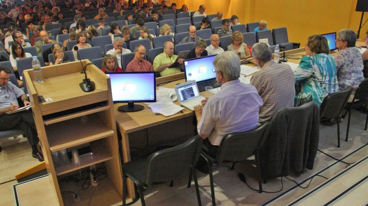 El claustre de la Universitat de Girona ha reunit un centenar de persones © ACN