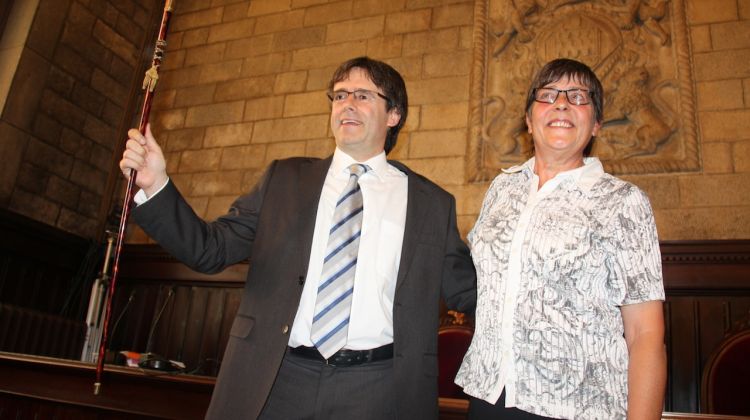 Carles Puigdemont alça la vara l'alcalde just després de ser proclamat nou alcalde de Girona © ACN