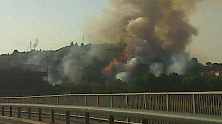 Les flames capturades per un mòbil a l'entrada est de Girona © David Maldonado