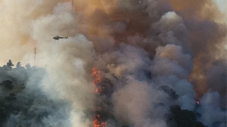 Les flames són molt properes al nucli urbà de Girona © Xevi Montoya