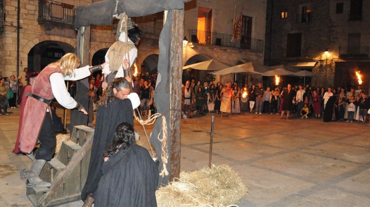 Un judici sumaríssim té lloc al mig de la plaça de la Llibertat © M. Estarriola