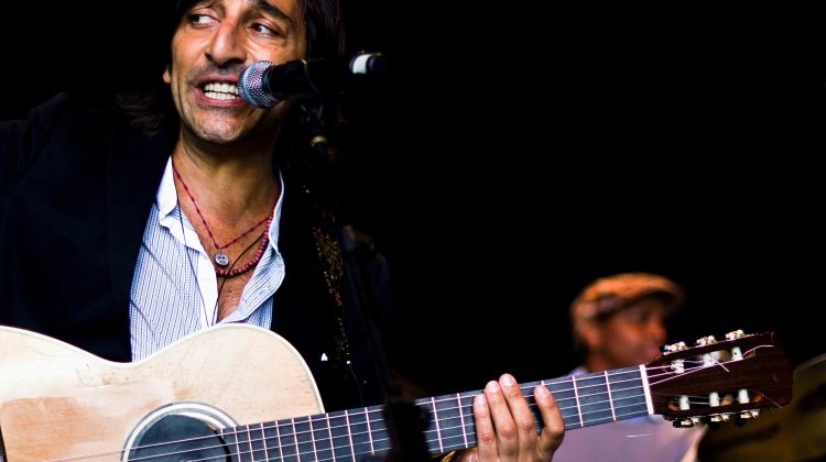 Antonio Carmona oferint un petit tast de concert a l'Auditori Jardins Castell de Peralada ©Maria Alzamora