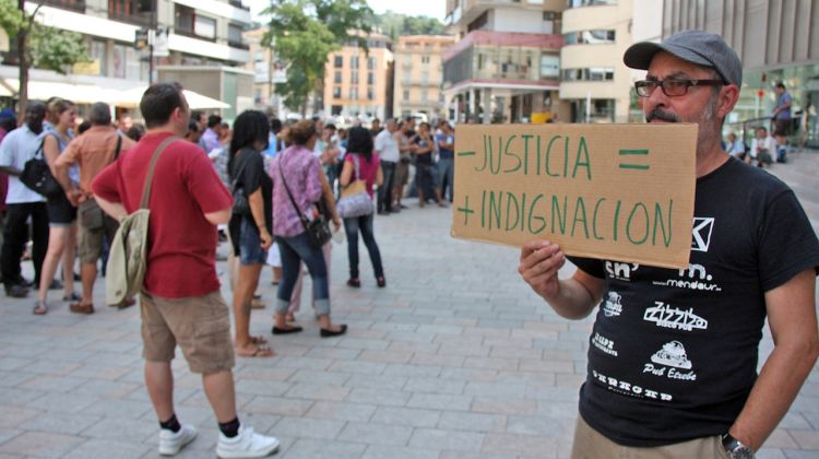 Més d'un centenar de persones s'han concentrat a les portes de la seu de la Generalitat a Girona © ACN