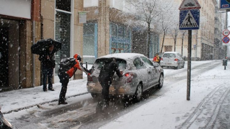 Els vehicles han perdut adherencia al carrer de la Rutlla © Carla Varderi