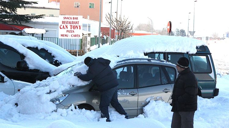 Cotxes atrapats per la neu a la Jonquera aquest matí © ACN