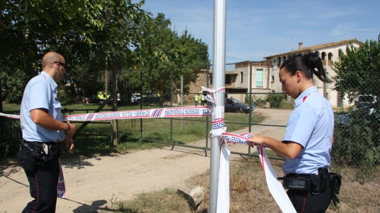 Els Mossos d'Esquadra acordonen l'entrada al mas Ca l'Artau © ACN