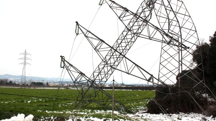 Torres de pas de cables totalment doblegades arran del temporal a Salt © ACN