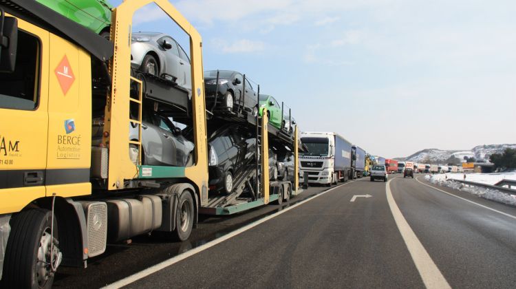 Els problemes de circulació a la frontera han provocat cues quilomètriques a la N-II i obliguen molts camioners a esperar-se a peu de carretera © ACN