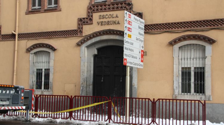 L'entrada de l'edifici on ha caigut la neu de la cornisa i que ha ferit a l'home © ACN