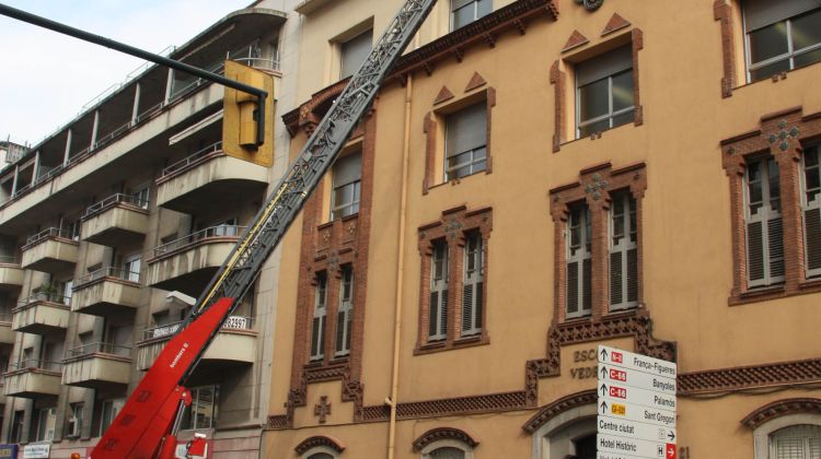 Una grua dels bombers ha retirat més tard les restes de gel © ACN