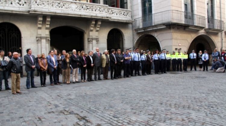 S'ha fet un minut de silenci davant l'Ajuntament de Girona © ACN