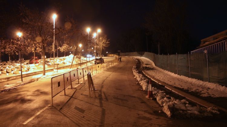 El carril en sentit ascendent del carrer Universitat de Girona ha quedat tallat tot el dia © M. Estarriola