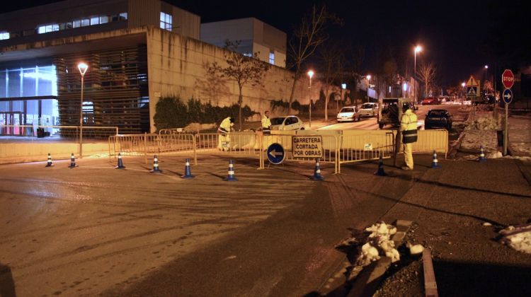 Operaris de l'obra han bloquejat l'accés al carrer a primera hora de la tarda © M. Estarriola