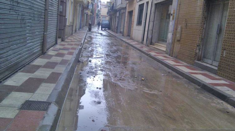 Els carrers de Blanes han quedat plens de fang i restes del temporal © Víctor Catalan