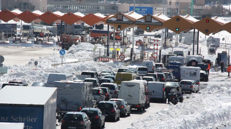 Cues de vehicles per accedir a l'autopista a l'alçada de la Jonquera.