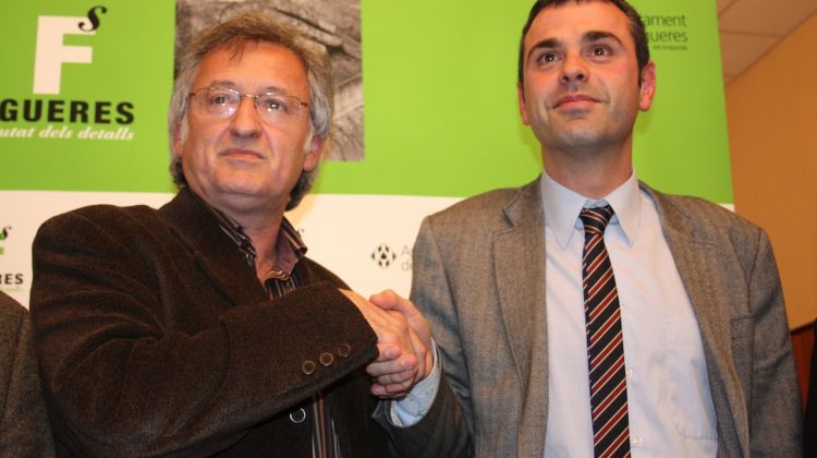 Francesc Canet (esquerra) i Santi Vila encaixant les mans després de signar el pacte © M. Estarriola