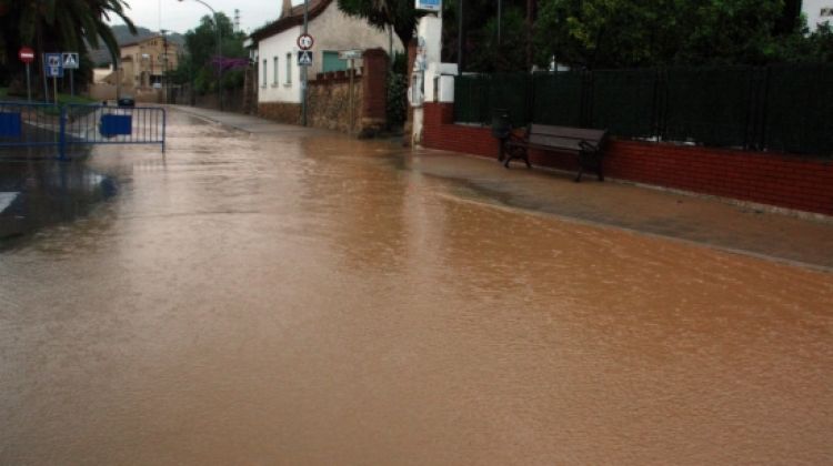 El pont d'accés a la platja de l'Arrabassada de Tarragona ha quedat totalment inundat © ACN