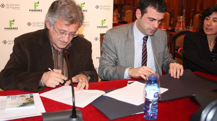 Canet i Vila signant els documents del nou pacte de govern escenificat aquest migdia © M. Estarriola