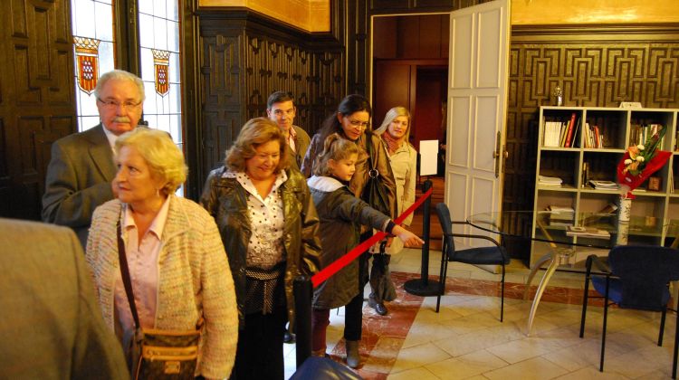 Ciutadans visitant el despatx de l'alcalde, Carles Puigdemont © AG
