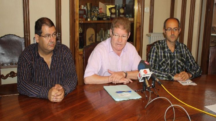 L'alcalde de Palafrugell, Juli Fernández (centre) donant compte del tancament de la comissió © AG