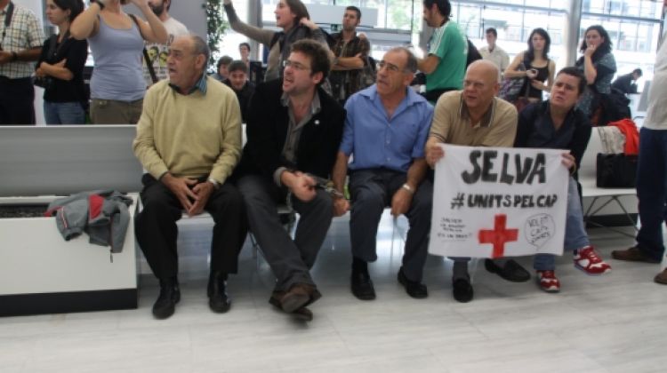 Dos dels encadenats a l'Oficina d'Atenció al Ciutadà de la seu de la Generalitat a Girona © ACN