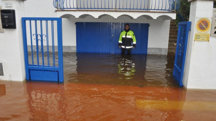 Els baixos de moltes cases de Port de la Selva han quedat inundats per uns 30 centímetres d'aigua © ACN