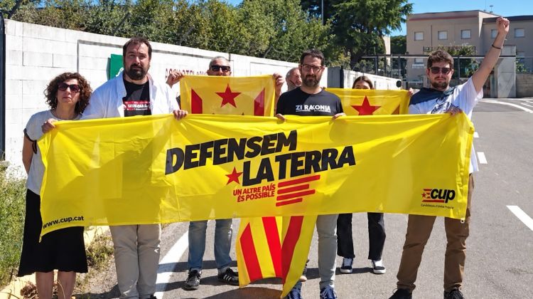 Membres de la CUP protestant davant l'entrada de la base militar (arxiu)
