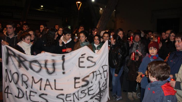 Una pancarta que diu 'Prou! És normal estar quatre dies sense llum?' encapçala la protesta © ACN