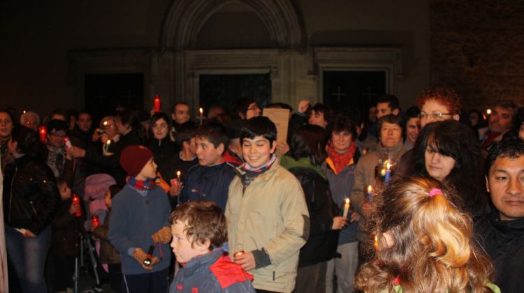 Un grup de persones concentrat a la plaça de l'Església de Lloret de Mar © ACN