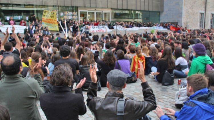 El final de la manifestació, davant la seu de la delegació del Govern a Girona © ACN