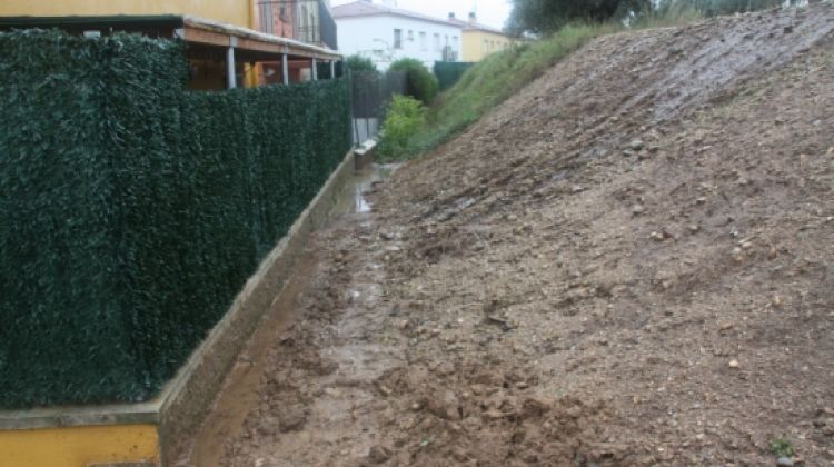 El mur de contenció a tocar de l'avinguda les Mèlies de Vilafant que ha provocat inundacions a algunes cases © ACN