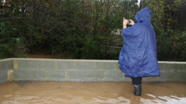 Una veïna de Vilafant fotografia el rec de Can Serra © ACN