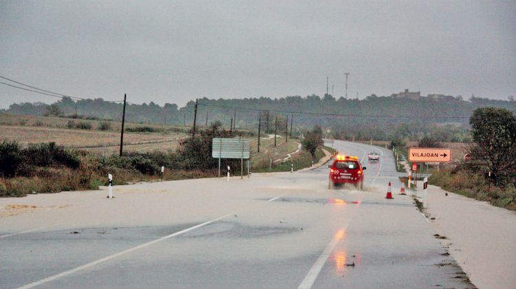 Les pluges han obligat a tallar carreteres principals com l'N-II i desviar el trànsit per l'autopista © ACN