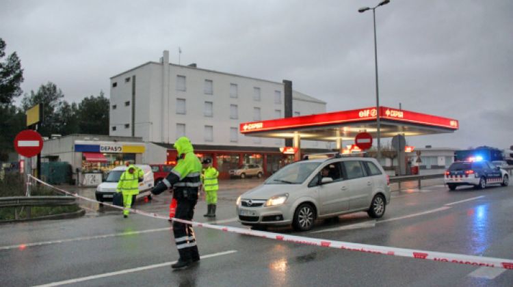 Les pluges han obligat a tallar carreteres principals com l'N-II i desviar el trànsit per l'autopista © ACN