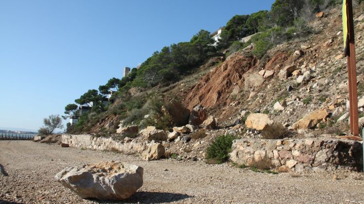 Les roques de les darreres esllavissades es veuen a mig del camí i a tocar del passeig del Molinet © ACN