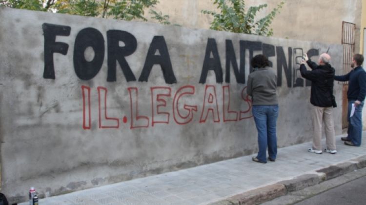 El mural que els veïns han pintat per protestar © ACN