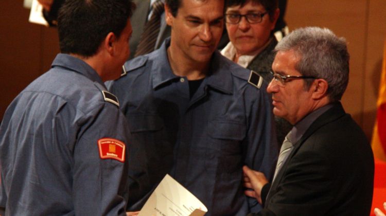 El conseller d'Interior, Joan Saura, entrega medalles als bombers veterans © ACN