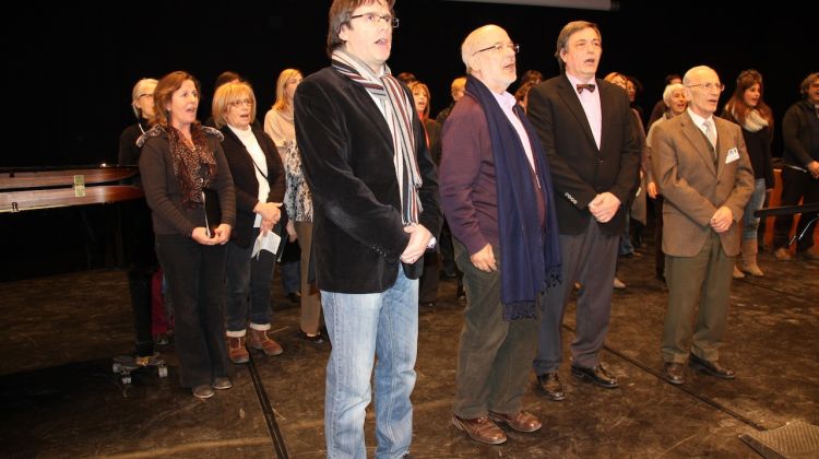 L'alcalde de Girona, Carles Puigdemont, cantant 'Els segadors' durant l'acte © ACN