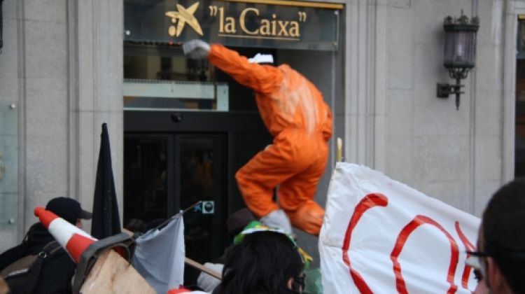 Els manifestants han construït un mur de ciment i totxanes a l'entrada de la seu de 'La Caixa' © ACN