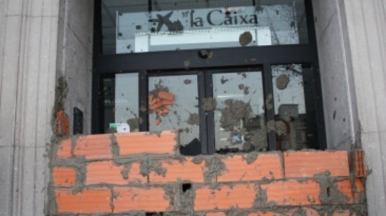 L'entrada de 'La Caixa' plena de totxanes © ACN