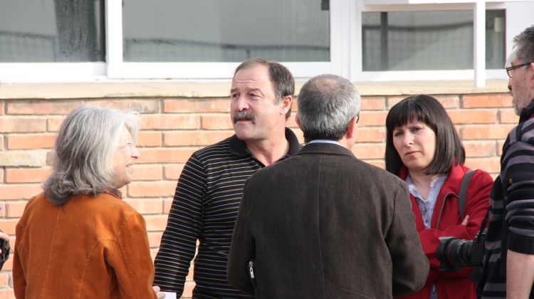 Al centre, el responsable del sector agroalimentari de la UGT a Lleida, Antonio Rodríguez, moments abans d'entrar a la reunió