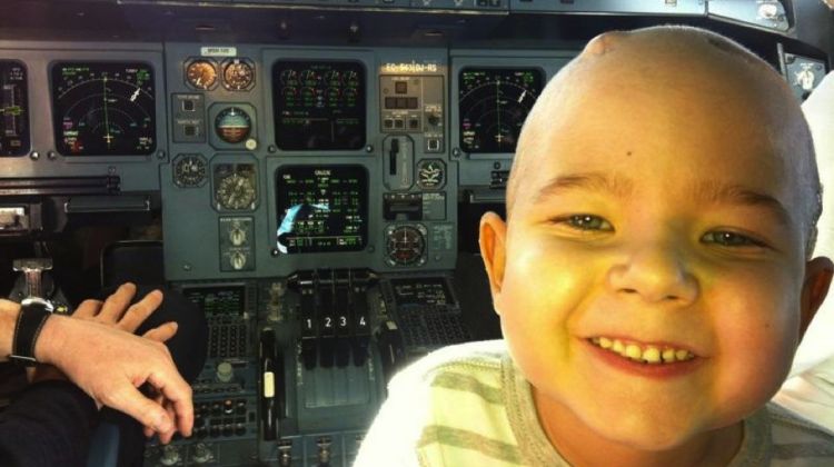 El nen afectat d'un tumor cerebral, en Richi, dins la sala de comandament d'un avió © ACN
