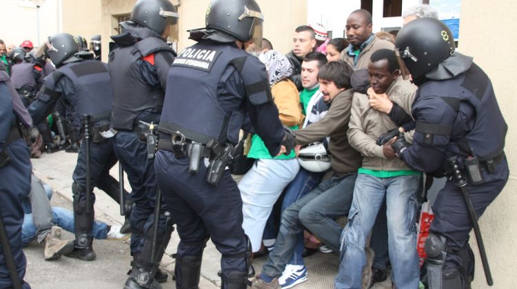 Agents forçant la retirada de manifestants l'entrada de l'edifici © ACN