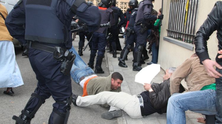 Dos dels veïns que s'han oposat al desnonament en el moment de ser apartats pels agents © ACN