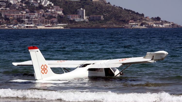Han remolcat l'avioneta fins a la platja © ACN