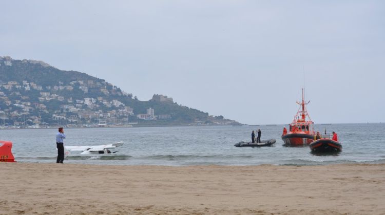 Al fons es veu l'embarcació que ha remolcat l'avioneta © AG