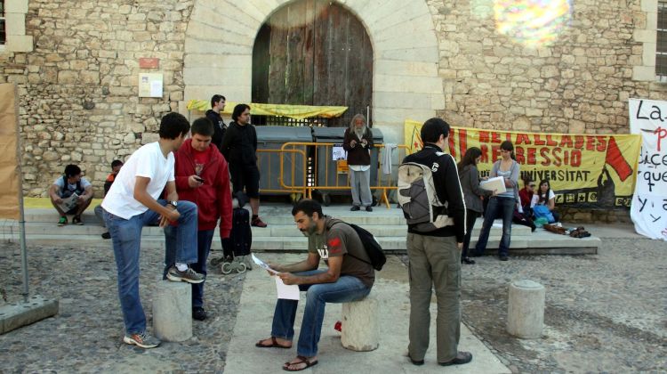 Estudiants bloquejant l'entrada, aquest matí, per segon dia consecutiu © ACN